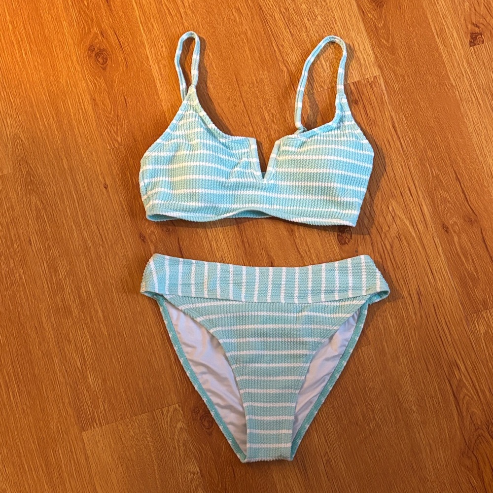 Cupshe - Striped Blue / White Bikini Set - size small
NEW NEVER WORN / no tags